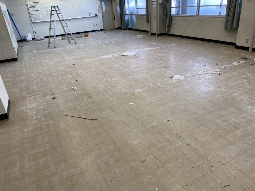 高校教室の床工事をご紹介！